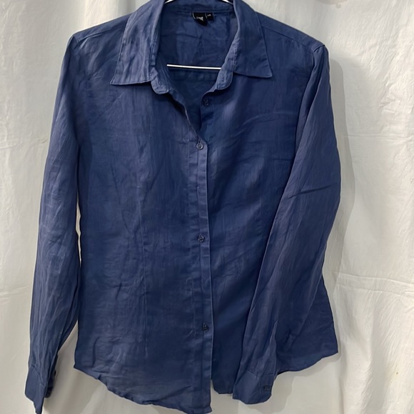 Stylish Blue Shirt in Size M
Size M
Excellent Fabric
Color Blue
Sleeves Full - Picture 3 of 4